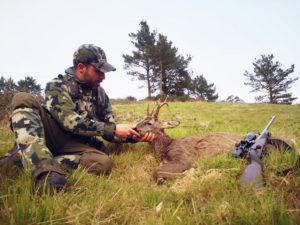 Un joven de 29 años caza el «corzo garfio» que había localizado un año antes
