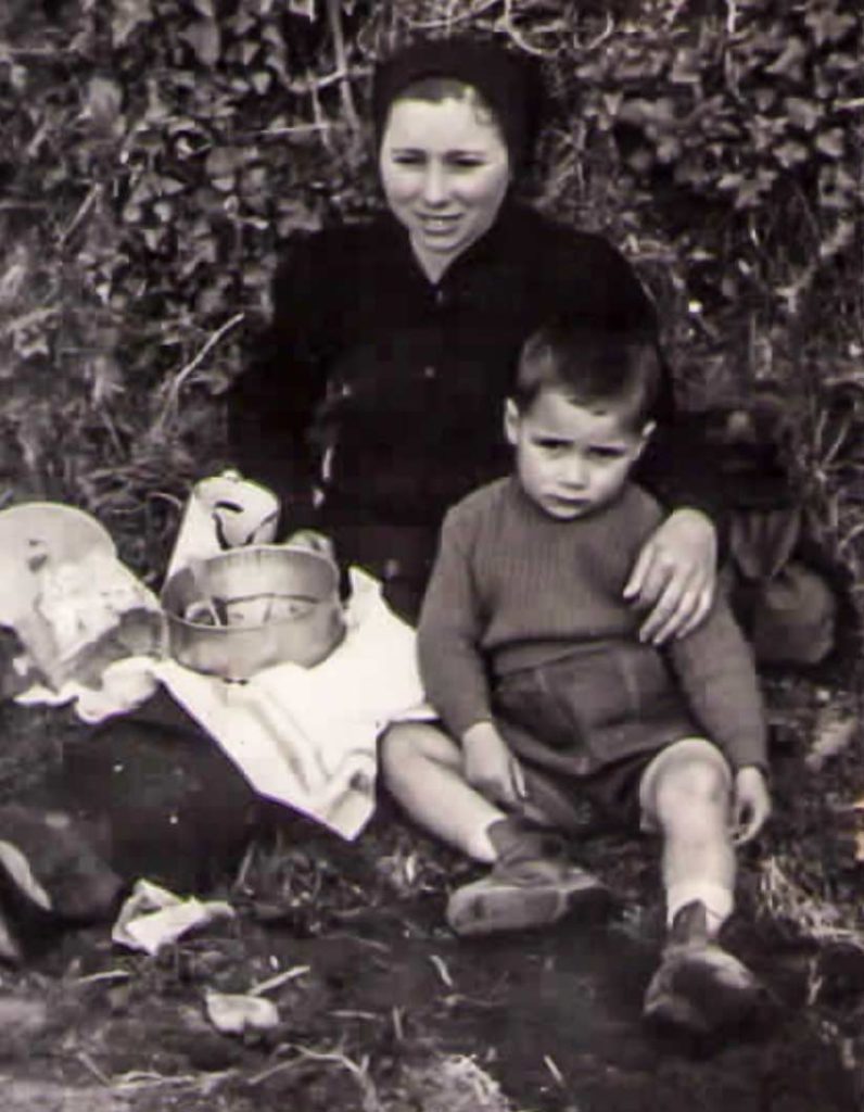 Manuel Suárez junto a su madre semanas antes del ataque del lobo.