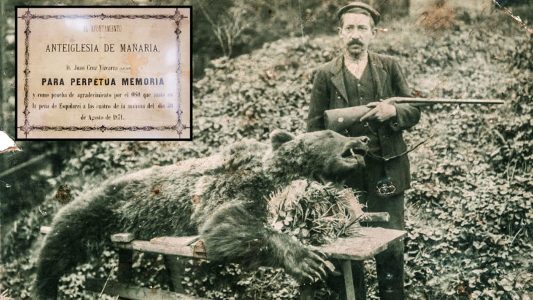 Foto antigua de un cazador con un oso. © Archivo de Éibar