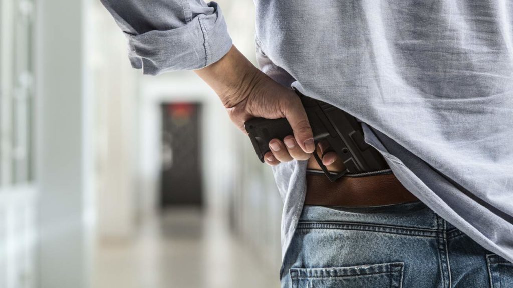 Hombre con una pistola oculta. © Shutterstock