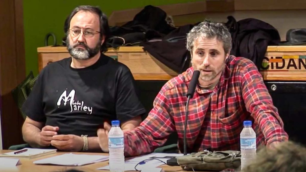 Luis Miguel Domínguez junto a Xuan Valladares en una charla organizada por Equo. © YouTube