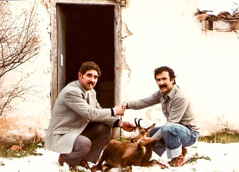 A la derecha, el autor con un rebeco cazado en 1973. © J. Ignacio Contreras