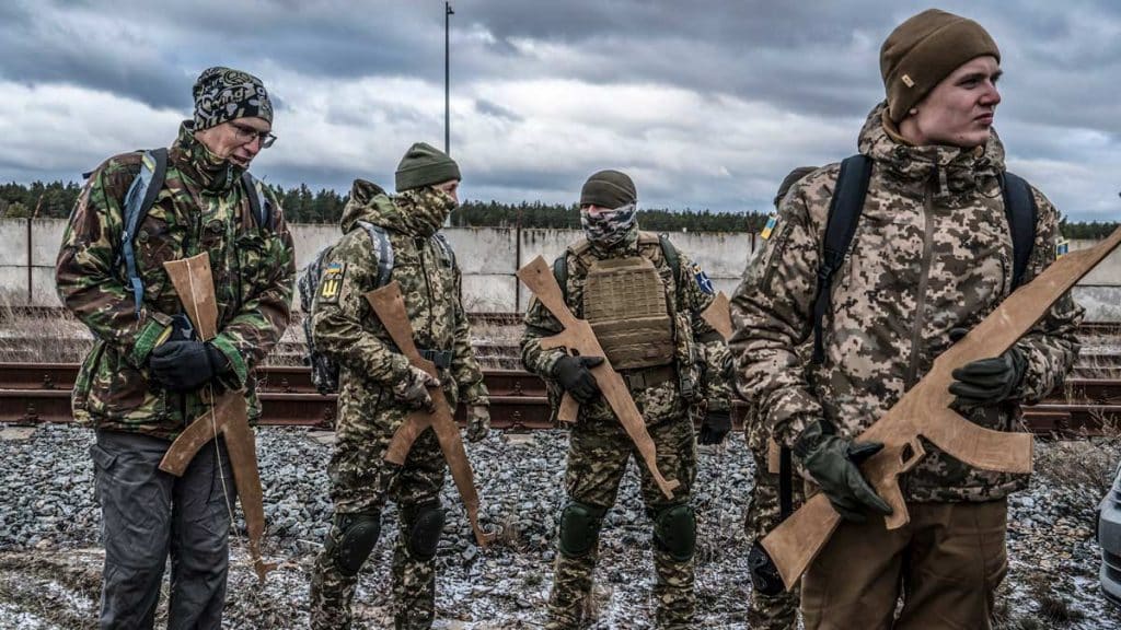 Civiles ucranianos convertidos a militares reciben instrucción militar. © Chirag Nagpal / Shutterstock.com