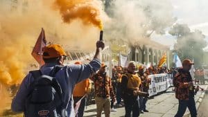 La marea naranja de cazadores se concentra frente al Ministerio de Teresa Ribera para defender la caza