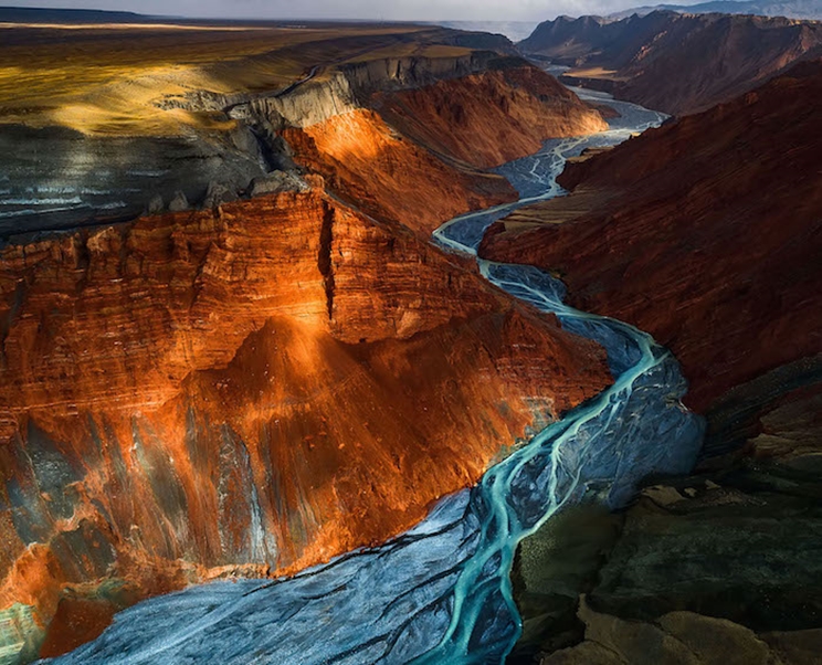 La luz del sol se asoma a las capas minerales de diferentes colores en el Gran Cañón de Dushanzi, China. / Fotografía: Infobae