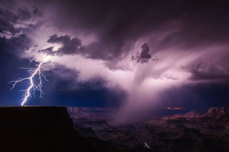 Una tormenta eléctrica de verano desata relámpagos en el borde sur del Gran Cañón. / Fotografía: Infobae