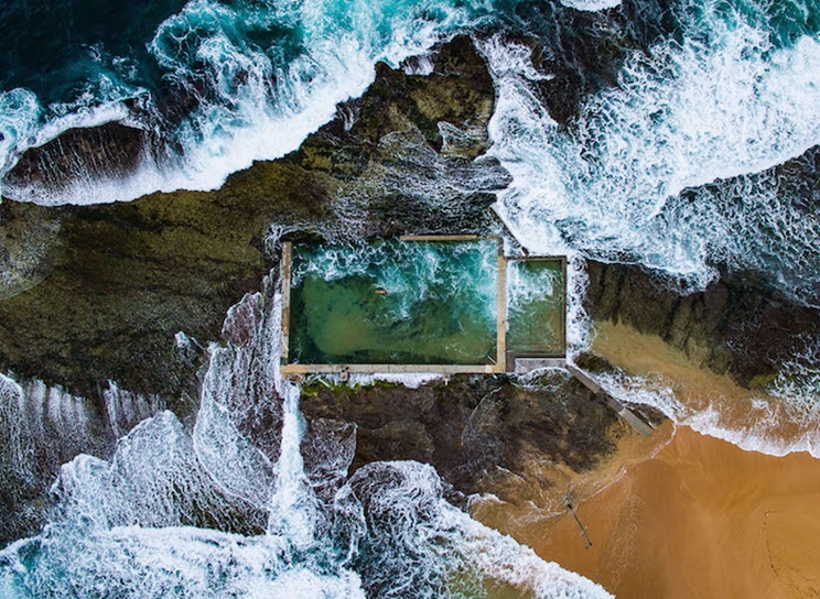 En Sydney, Australia, el Océano Pacífico, durante la marea alta, rompe sobre una piscina natural de rocas ampliada en la década de 1930. / Fotografía: Infobae
