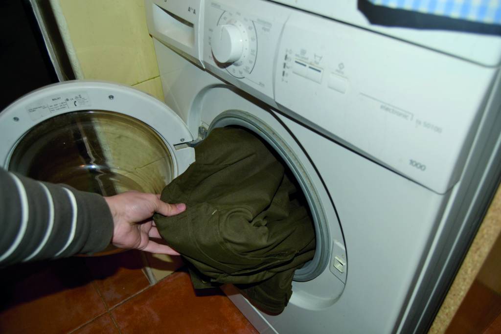 ropa en la lavadora.