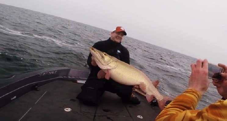 Pesca un colosal lucio de casi 25 kilos y graba en lance en vídeo