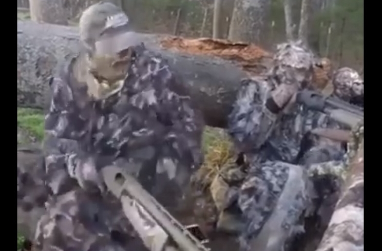 cazador dispara a otro