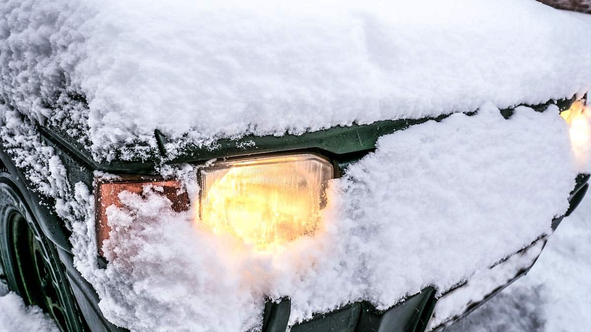Cómo sobrevivir en un coche atrapado en la nieve