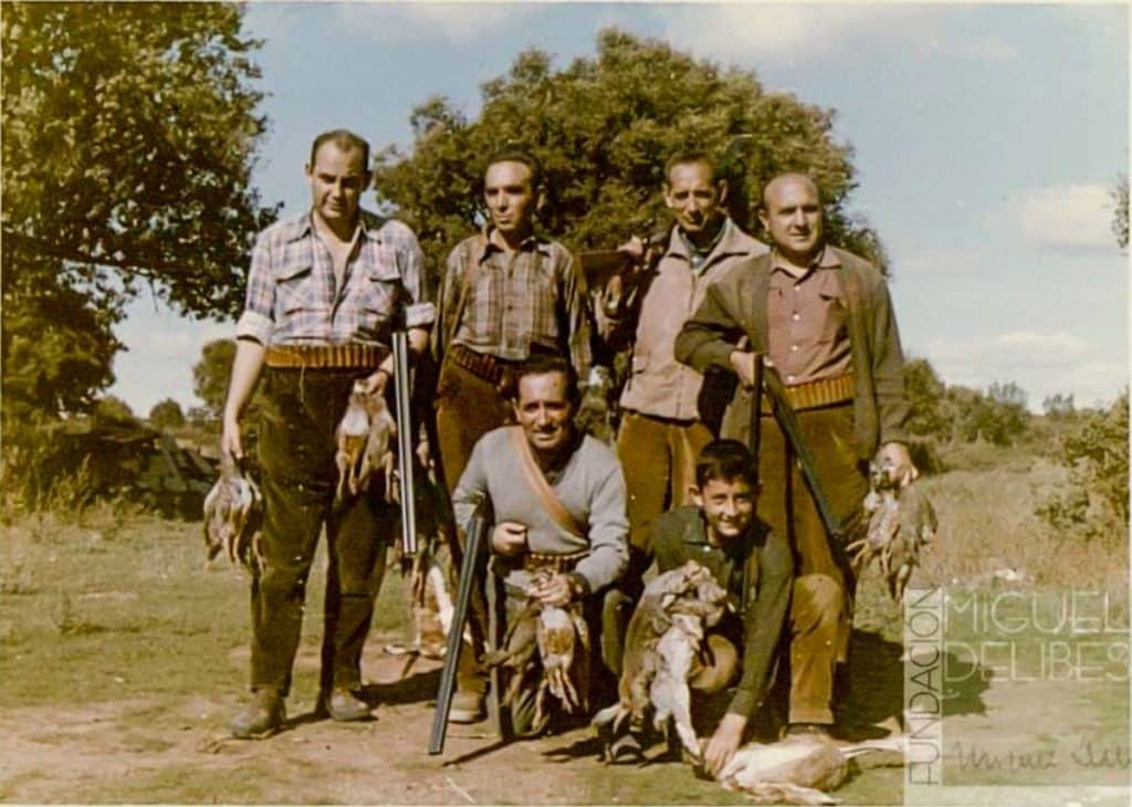 Miguel Delibes Setién junto a su hermano Manuel Delibes Setién, su hijo Miguel Delibes de Castro y Antonio Merino, entre otros, tras una jornada de caza en el Monte Morejón (Zamora) (1961). 
