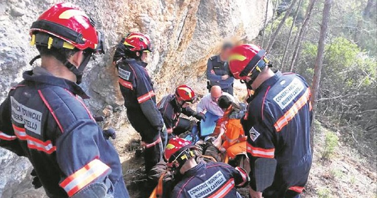Bomberos, Seprona y personal sanitario participando en el rescate del herido./ El Periódico Mediterráneo