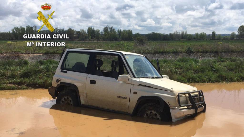 Imagen el coche de los furtivos atrapado en el barro. / Guardia Civil