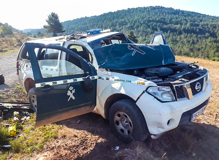 El coche de la Guardia Civil accidentado. /Heraldo de Aragón