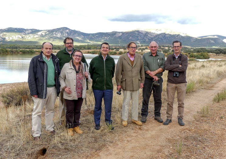 El equipo de la Administración junto a los gestores del coto privado de caza durante la visita. 