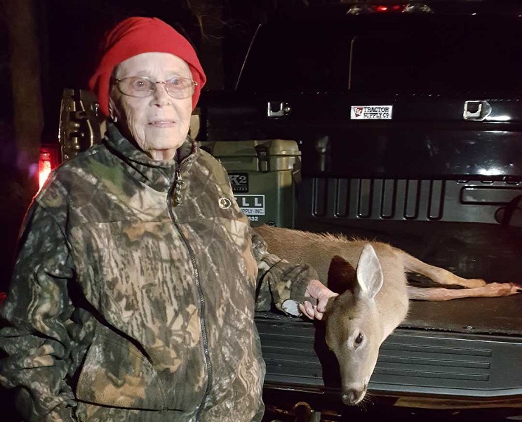 mujer caza ciervos 100 años