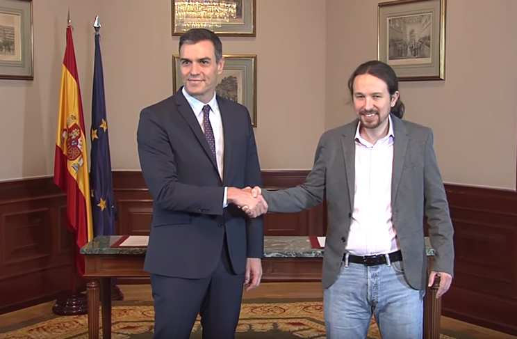 Pedro Sánchez y Pablo Iglesias durante la firma del preacuerdo de Gobierno.