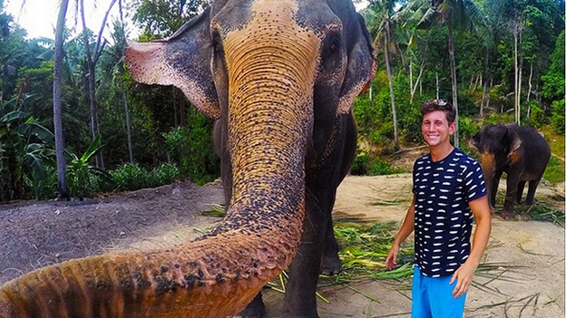 Christian LeBlanc y el famoso elefante en el 'Selfie' que ha dado la vuelta al mundo. 