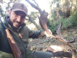 Un gran gamo cornea a un cazador en Cádiz