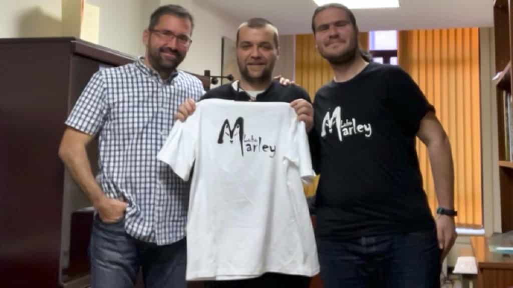 Sergio García Torres junto a dos miembros de la asociación animalista Lobo Marley