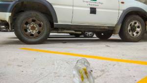 Explota un artefacto bajo un coche de agentes de medio ambiente en Cáceres