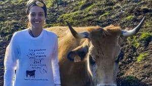 Una ganadera denuncia acoso animalista tras diseñar una camiseta a favor de la caza del lobo