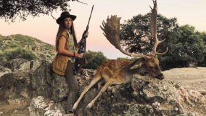Una cazadora estrena rifle y caza un imponente gamo medalla de oro