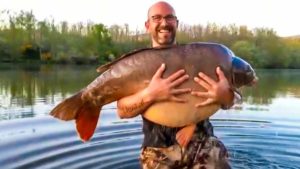 Pesca una monstruosa carpa que podría ser récord de España: «Tiene casi 40 kilos»