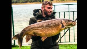 Pesca uno de los barbos más grandes de España en Ciudad Real: 15,3 kilos de peso