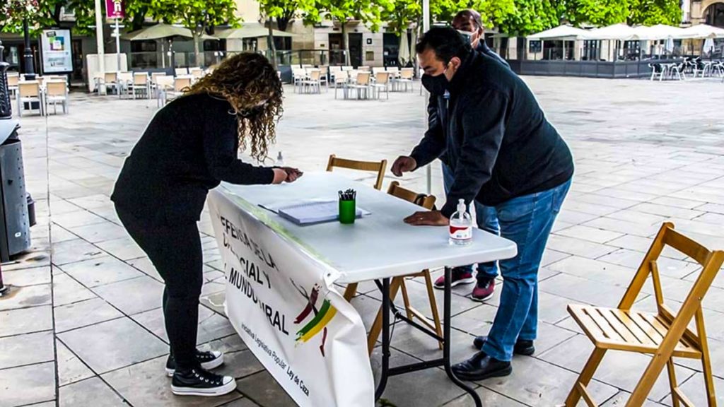 Recogida de firmas para la ILP de la Federación Riojana de Caza. © F. R. C.