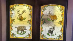 Un cazador diseña unas originales vidrieras con especies de caza mayor: jabalí, corzo...