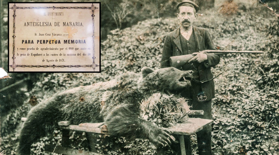 Foto antigua de un cazador con un oso. © Archivo de Éibar
