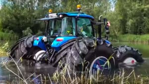 Este tractor de 3.700 kilos puede flotar y ser conducido en el agua