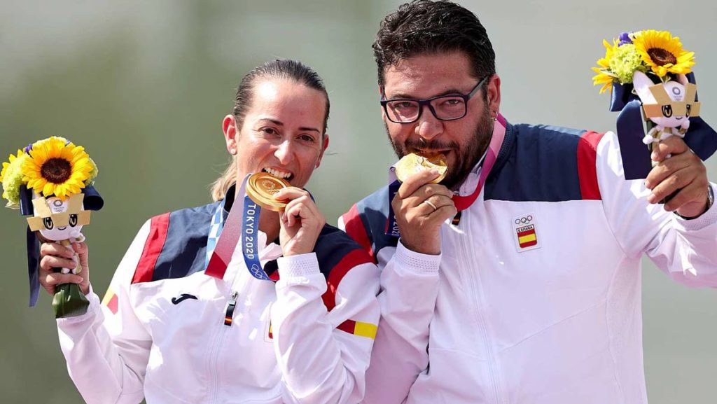 Alberto Fernández y Fáti a Gálvez con el oro.