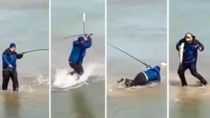 Desternillante reacción de un pescador tras tirarse al agua a por un pez que se le escapaba