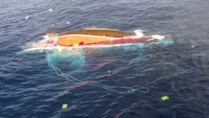 Desaparece un pescador tras naufragar su barco en Santander