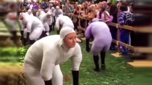 Un grupo animalista protagoniza esta ridícula imitación de un rebaño de ovejas