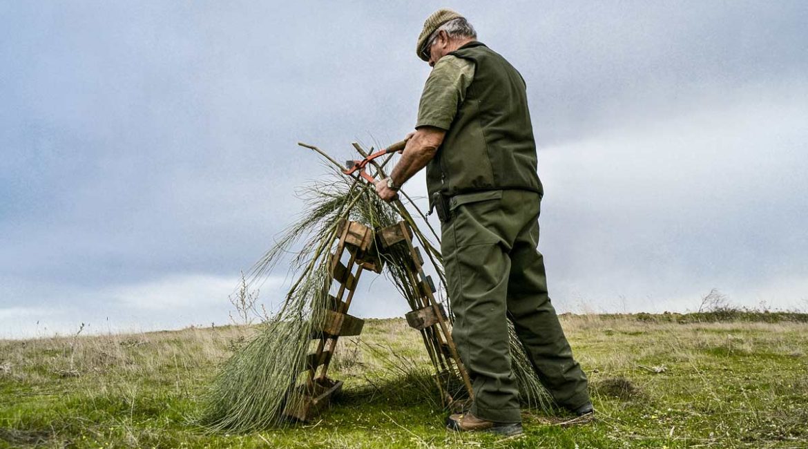 Un cazador crea un refugio para las perdices. © Edu Pompa
