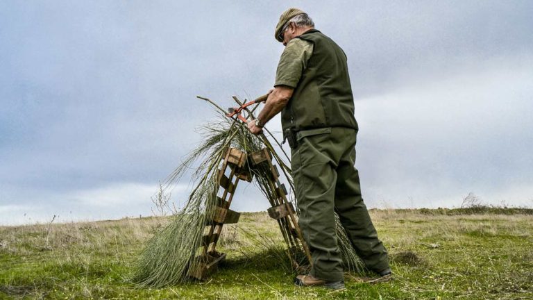 Un cazador crea un refugio para las perdices. © Edu Pompa