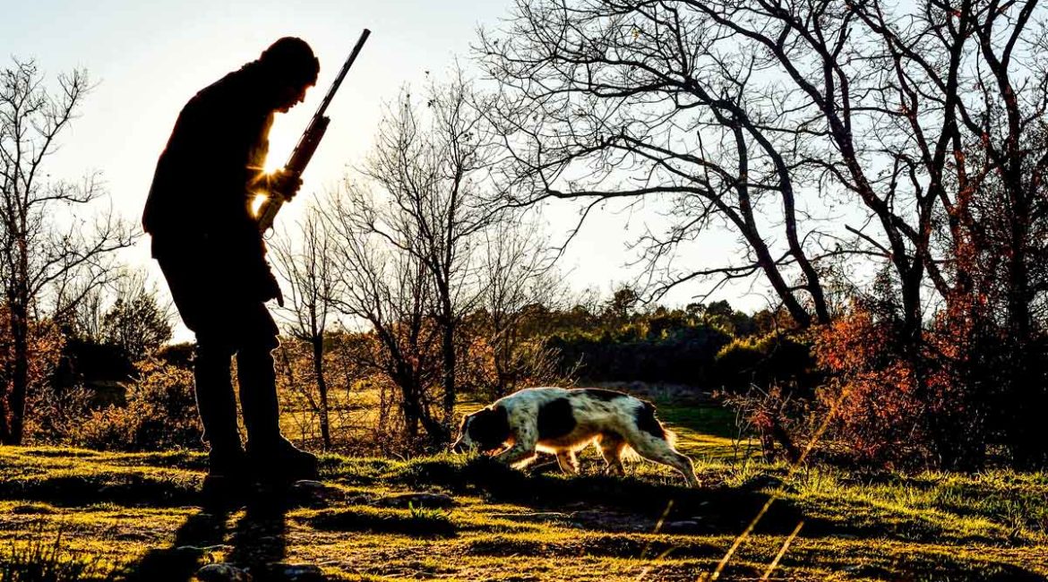 Un cazador con su perro. © JDG