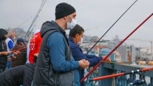 Después de medio siglo, los pescadores recreativos gallegos por fin puede pescar en los puertos
