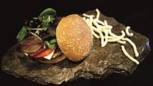 Cómo preparar una hamburguesa de ciervo especiado con salsa chimichurri