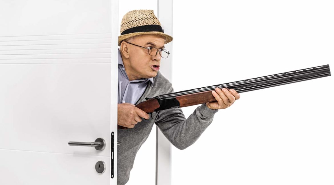 Un anciano con una escopeta. © Shutterstock