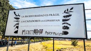 Pintan un mensaje de odio animalista en una valla publicitaria que promociona la caza en Badajoz