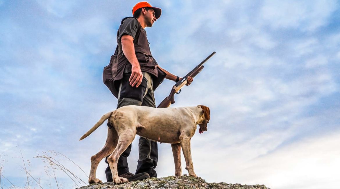 Un cazador junto a su perro en una jornada de caza menor. © Solognac
