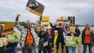 Convocan una «gran manifestación» anticaza y solo van 15 personas: los animalistas también hacen el ridículo en Francia