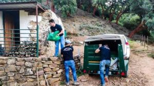 Cazadores entregan 1.700 kg de cereal y un bebedero a pastores afectados por el incendio de Málaga