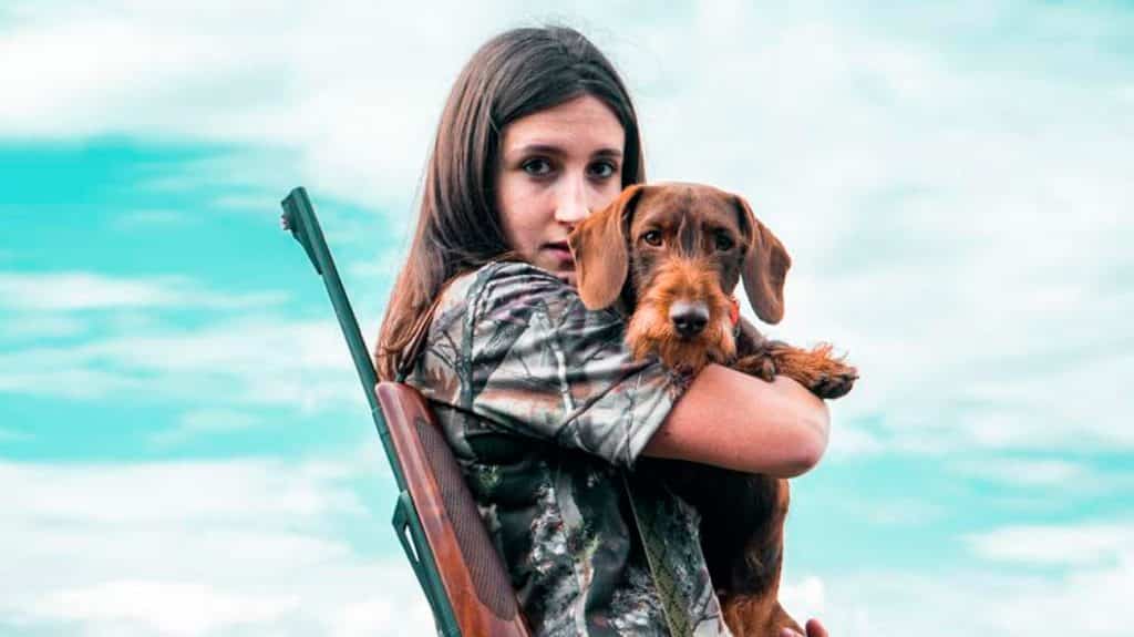 Bea Rosete, con uno de sus perros de caza.