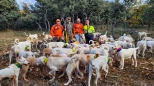Santiago Abascal participa en una montería acompañando a los perros de caza